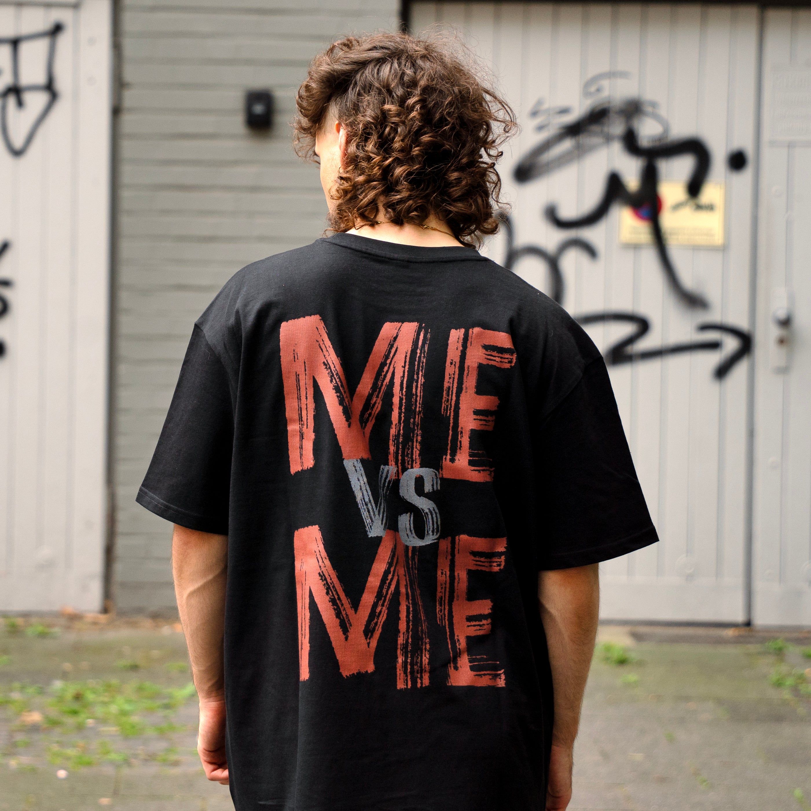 "ME vs ME" Oversize-Shirt